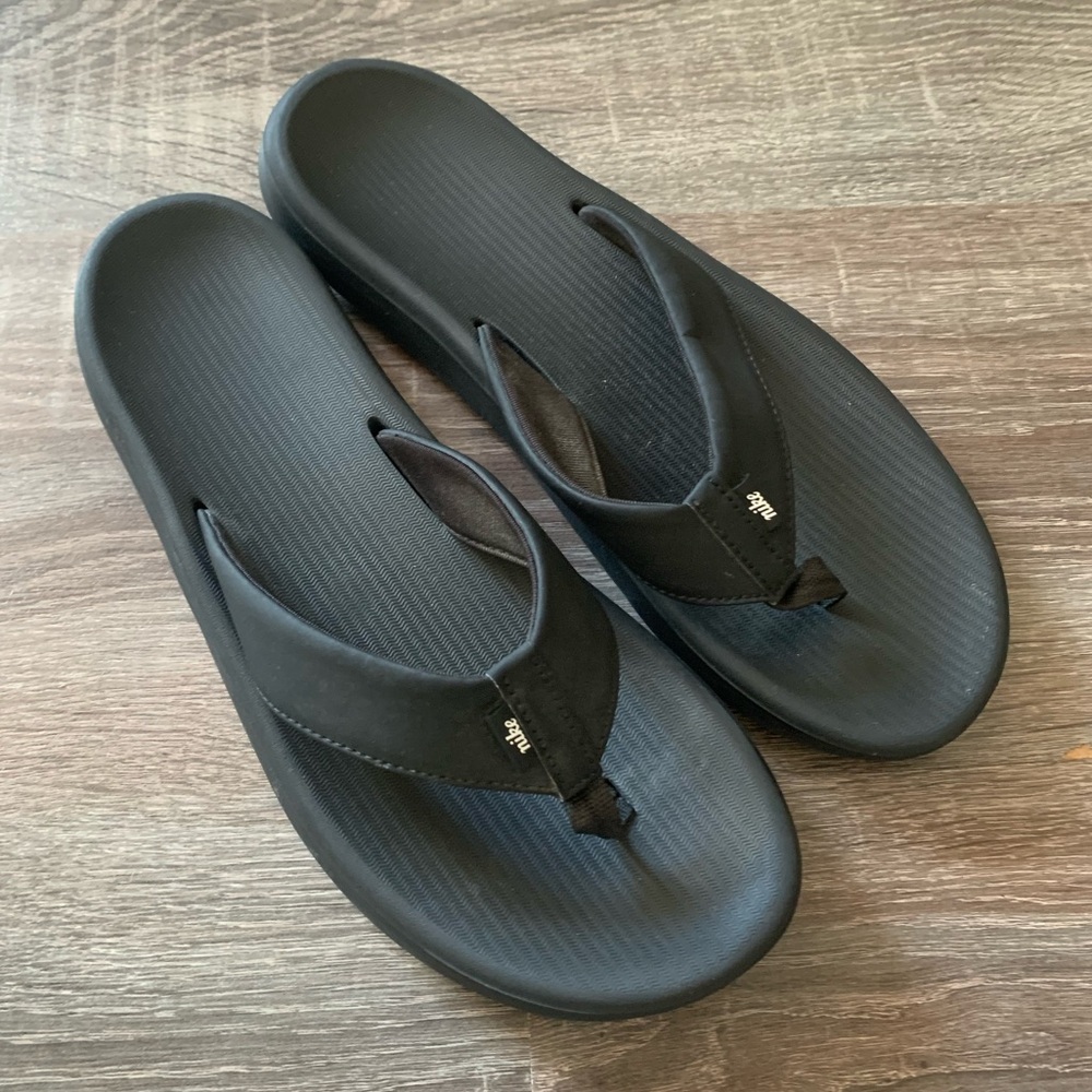 Nike — women’s celso black flip flops
